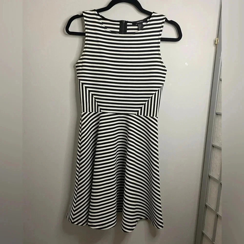 💚 Forever21 - Black and white Dress - Small - Wednesday Adam Vibes